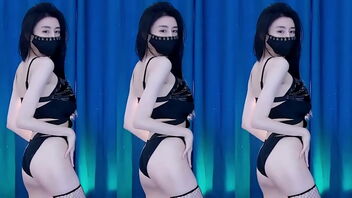 Warm dance performance of a sexy NetEase CC anchor Bai Yaoyao in fishnet stocking and g-string