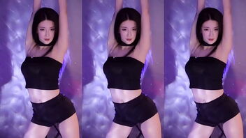 Huya’s Wang Xinen is a marvelous ultra-cutie who performs hot dance moves and has an epic set of curves.