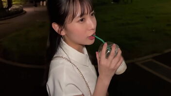 Manatsu's slim and glamorous body with her great face and brilliant joy bags are on display in this video.