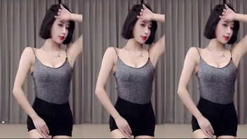 Douyu Xiaoshen'er solo webcam display is too scorching and her vest is almost falling off.